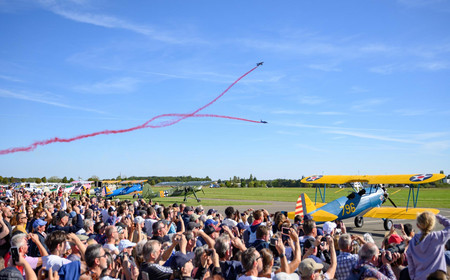 Une foule regardant un spectacle aérien à l'aérodrome de Chartres métropole