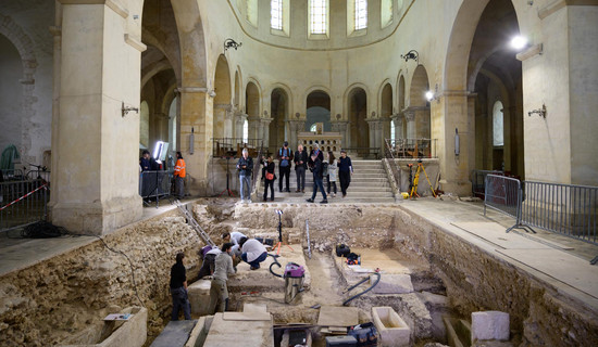 Archéologues observant la tombe d'un potentiel prélat inconnu au sein de l’église Saint-Martin-au-Val
