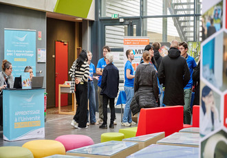 Les portes de l'IUT de Chartres avec des étudiants discutant entre eux