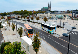 Vue sur le pôle d'échange multimodal de la gare de Chartres et sur les quais des bus et cars