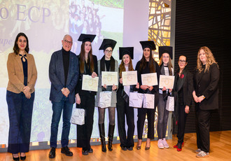 Étudiantes recevant leur diplômes du Campus IBCBS à l'hôtel d'Agglomération