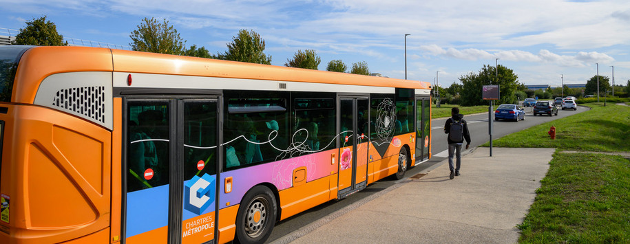 Un bus au niveau de l'arrêt Jardin d'entreprises 2 à Chartres