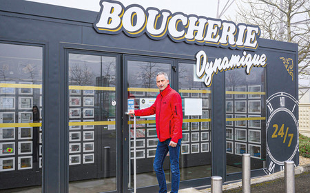 Alexandre Charron devant son point de vente en libre service.