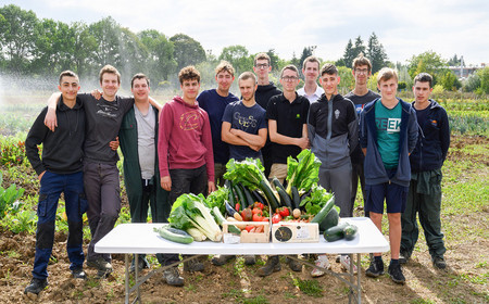 Photos de groupe des élèves de CAP au sein de la ferme du campus Natur'Alim
