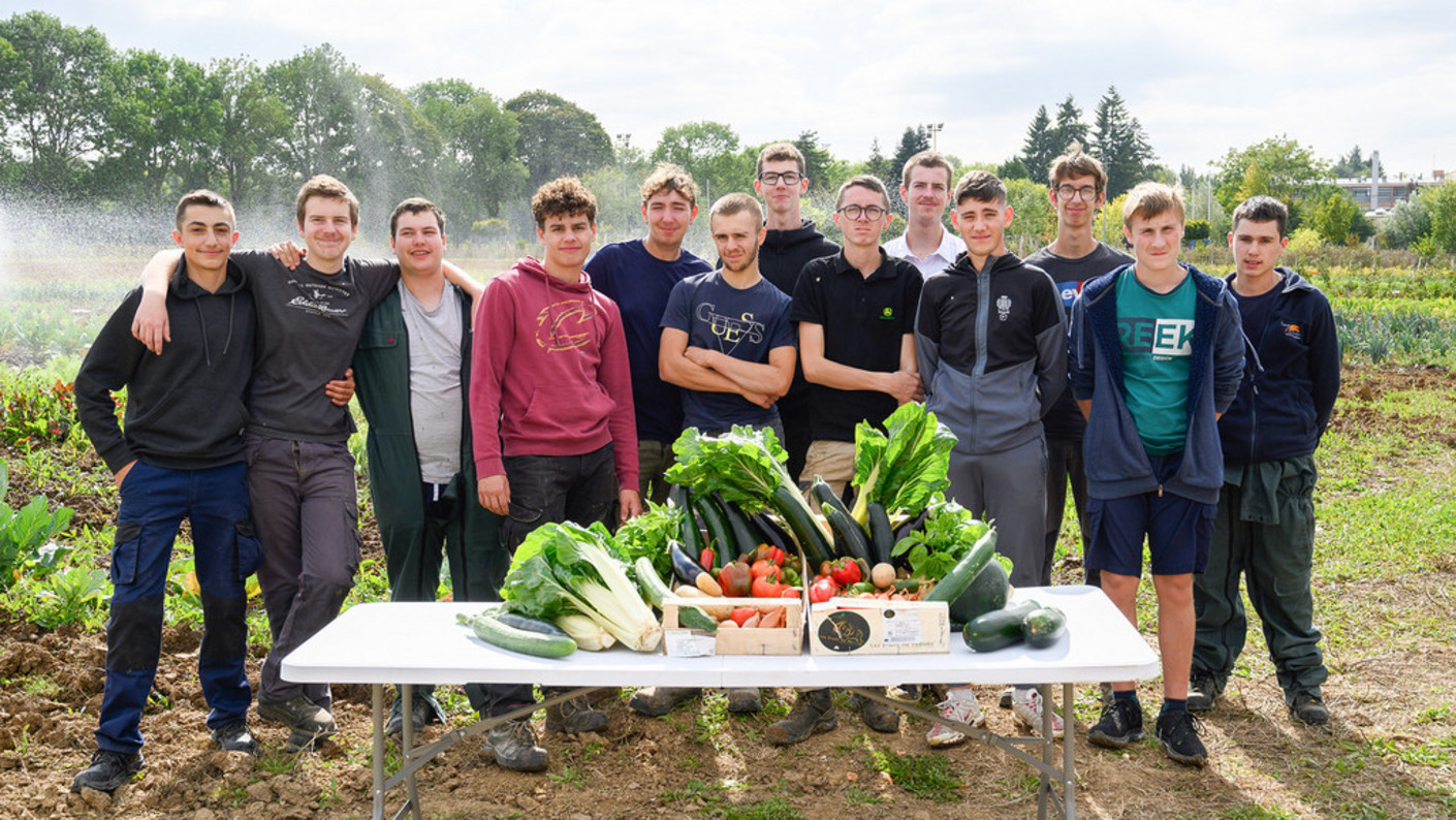 Photos de groupe des élèves de CAP au sein de la ferme du campus Natur'Alim