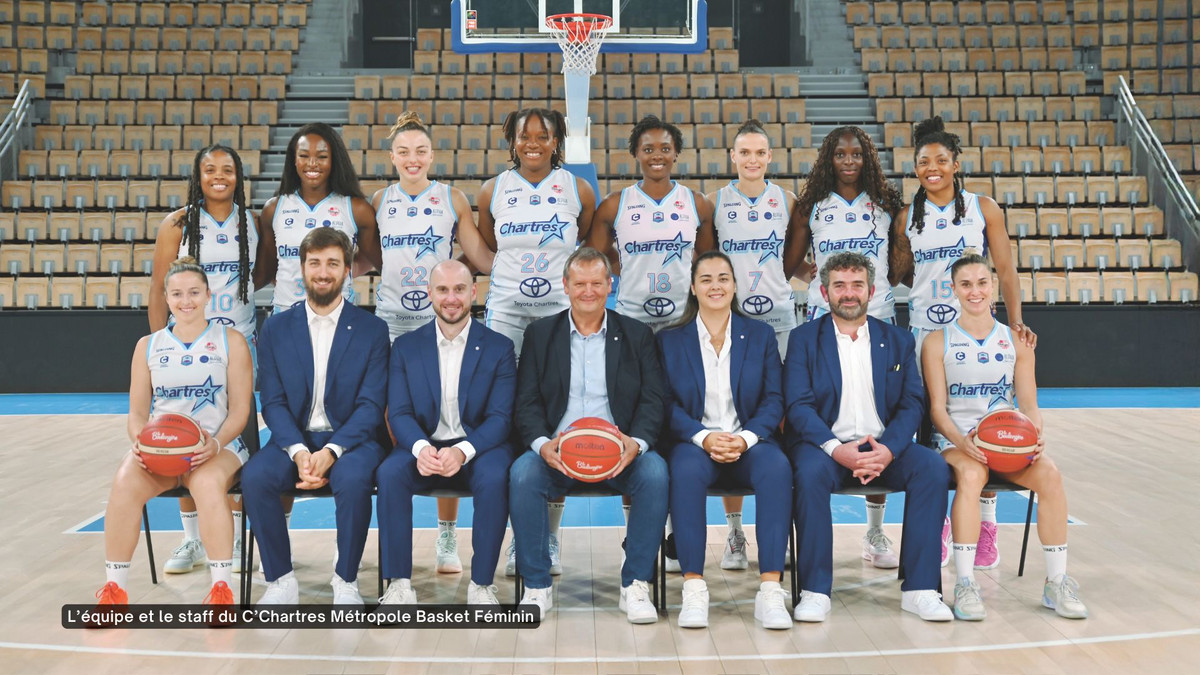 L'équipe et le staff du C'Chartres métropole Basket Féminin