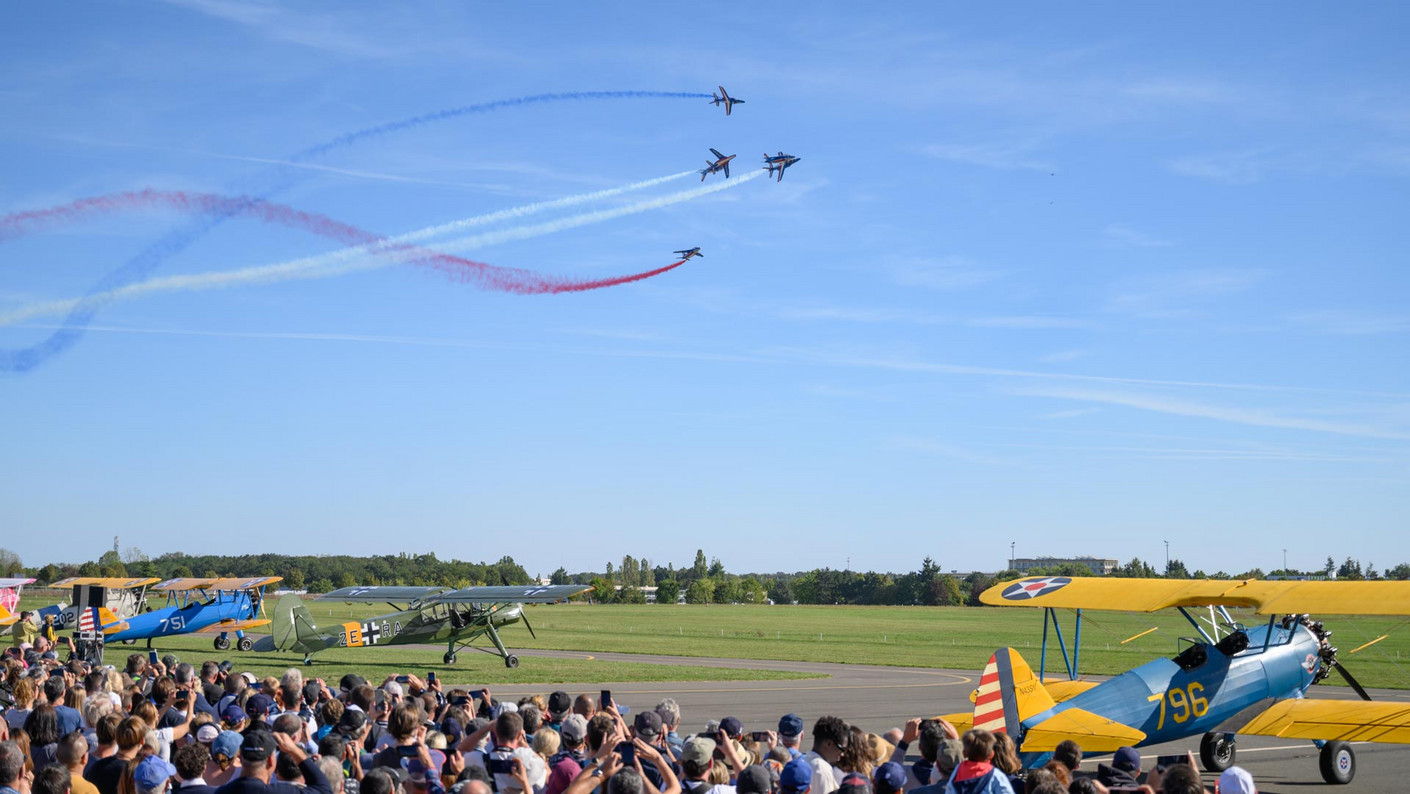 Le passage des avions de la patrouille de France lors du meeting aérien de Chartres en 2023