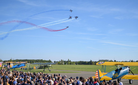 Le passage des avions de la patrouille de France lors du meeting aérien de Chartres en 2023