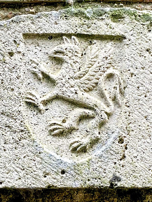 Blason de la famille Champrond, taillé dans la pierre, en forme de bête ailée