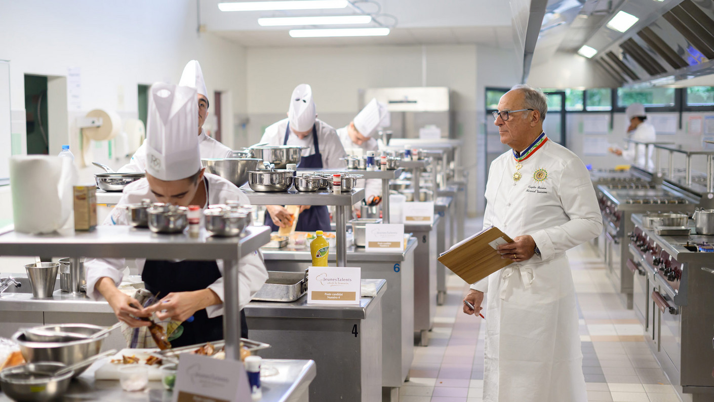 Des jeunes chefs en devenir dans une cuisine
