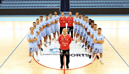 L'équipe C'Chartres métropole Handball au milieu du terrain