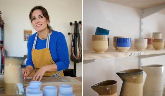 Sophie Nicolas Roy dans son atelier, avec ses créations en terres cuites : tasses, pichets et bols