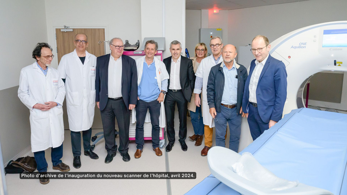 Jean-Pierre Gorges, quelques élus et un groupe de médecins sont réunis pour inaugurer le nouveau scanner de l'hopital