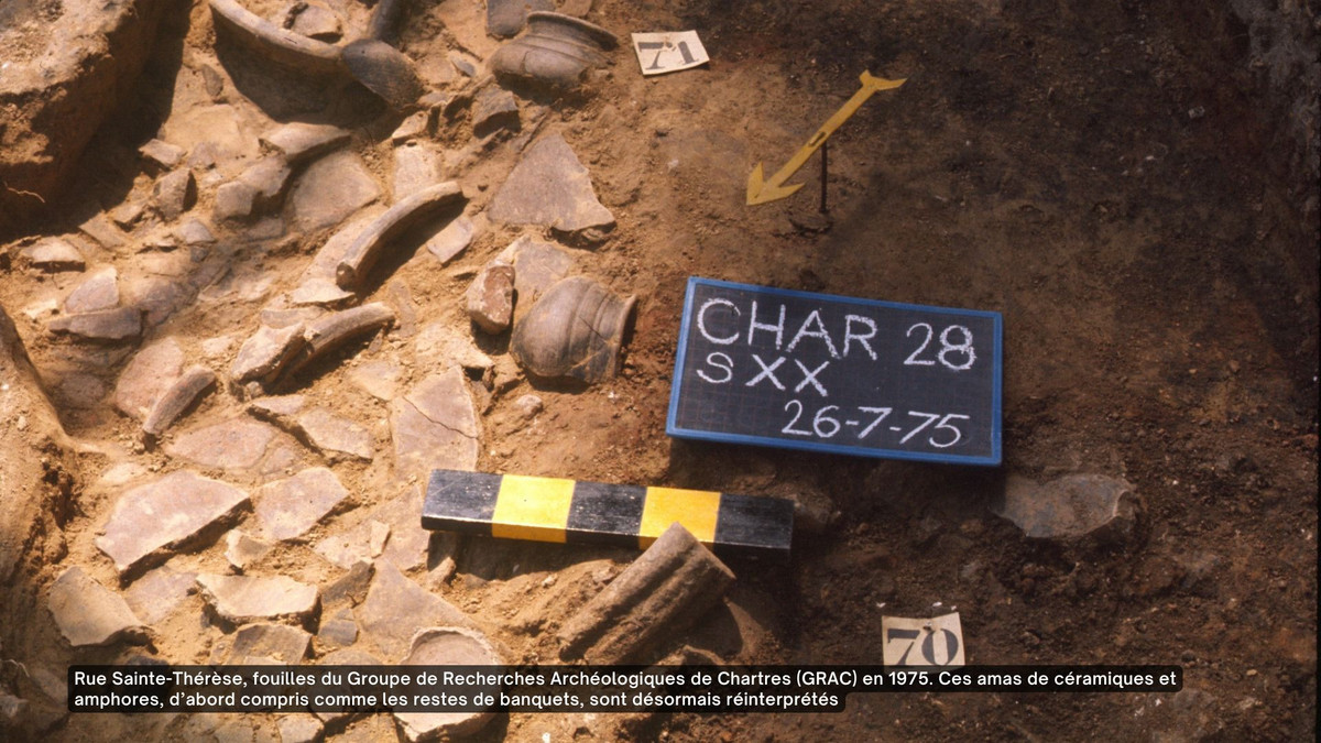 Rue Sainte-Thérèse, fouilles du Groupe de Recherches Archéologiques de Chartres (GRAC) en 1975. Ces amas de céramiques et amphores, d’abord compris comme les restes de banquets, sont désormais réinterprétés