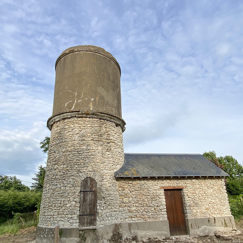 Vue du château-d'eau de Poisvilliers.