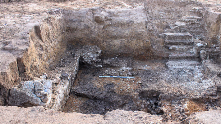Une cave gallo-romaine : à gauche, les restes des murs sur le bord de l’excavation ; à droite, les marches de l’escalier ; en face de celui-ci, un puisard assurait le drainage