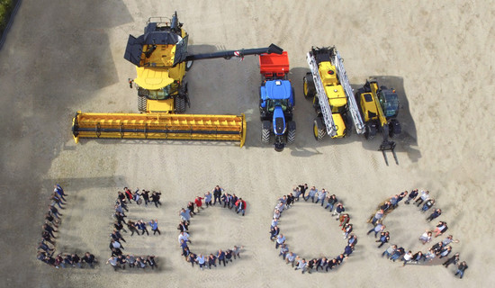 Visuel vu du ciel avec les représentants du groupe Lecoq disposés pour former les lettres LECOQ