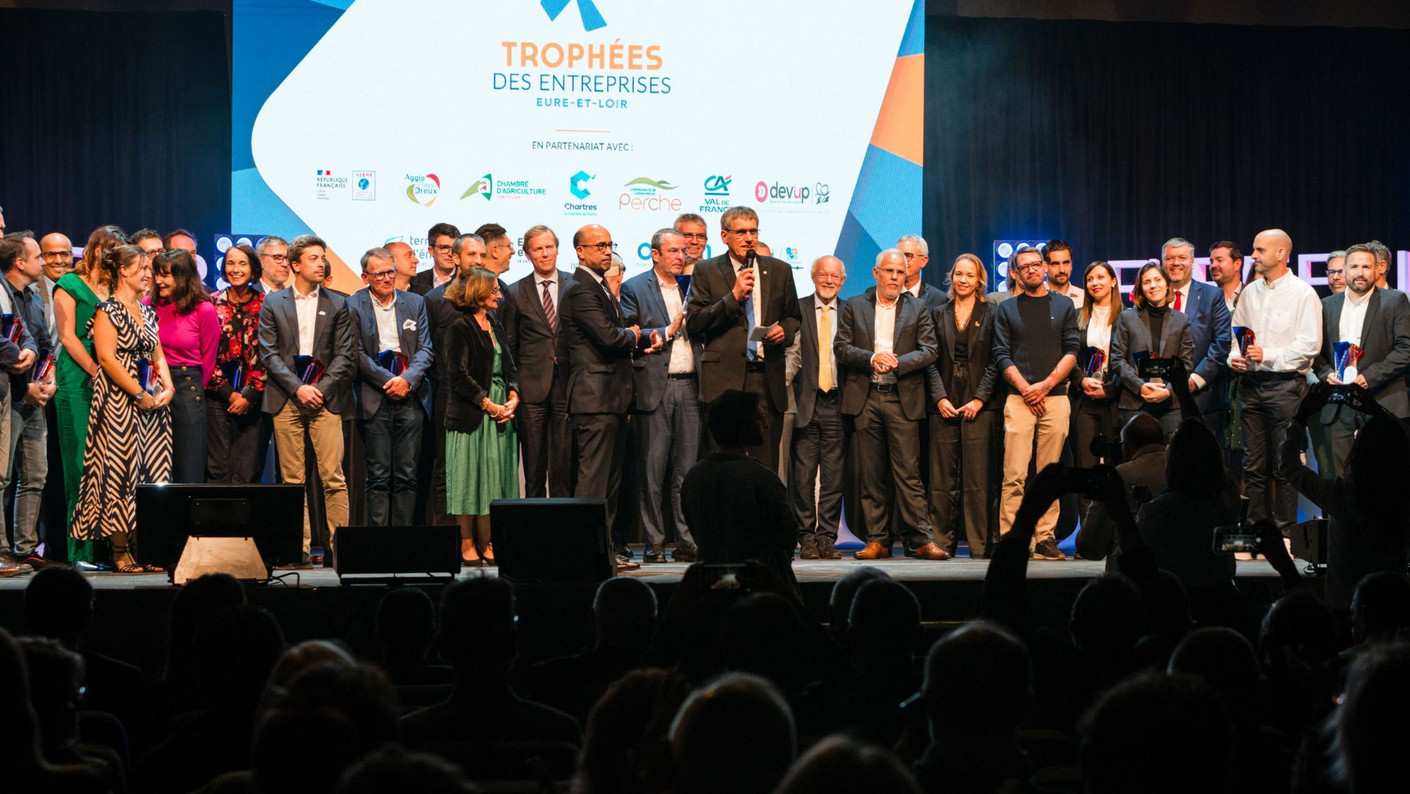 Des personnes réunis sur la scène des trophées des entreprises