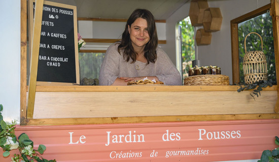 Vue sur la devanture de la biscuiterie le Jardin des Pousses et sa gérante Audrey Gatignol-Pousse