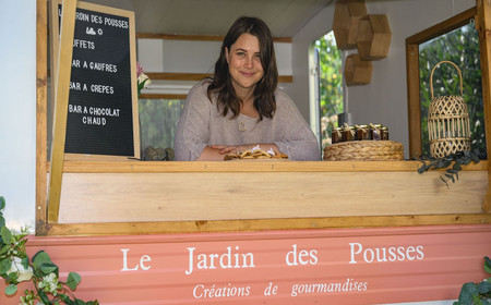 Vue sur la devanture de la biscuiterie le Jardin des Pousses et sa gérante Audrey Gatignol-Pousse