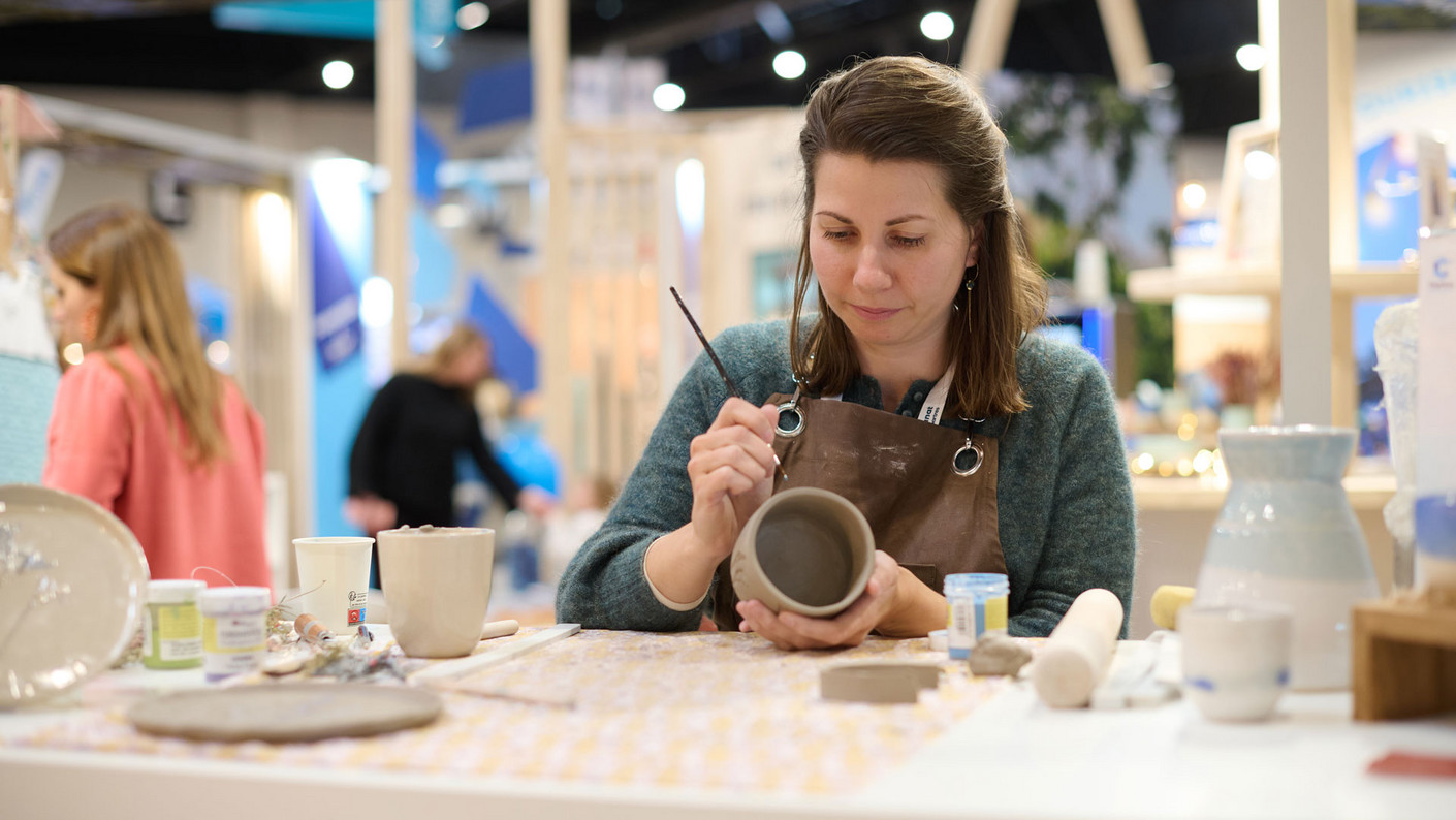 Céramiste en démonstration sur le salon l'Artisanat C'Chartres