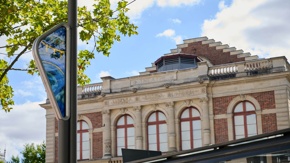 Façade du théatre de Chartres avec le totem en vitrail de Claire Babet réalisé pour C'Pégase