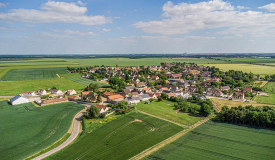 Vue aérienne d'un village de Chartres métropole