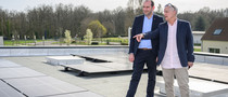 Benjamin Beyssac et Christian Paul-Loubiere devant des panneaux photovoltaïques