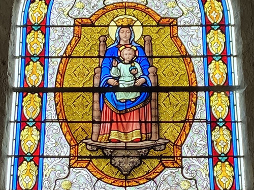 Vue de l'un des deux vitraux de l'église réalisés par les ateliers Lorin.