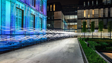 Coureurs du Trail in Chartres en lumières traversant le jardin de l'hôtel Montescot dans un effet de lumière
