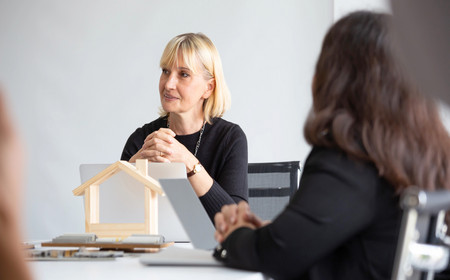 Une femme dans un bureau de C'Chartres Rénov' Habitat.