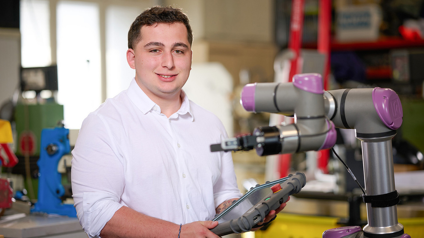 Portrait de Adrien, alternant chez ALZ Solutions Industrielles.