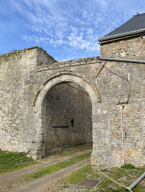 Vue de l'entrée d'une ferme seigneuriale à Oinvile-sous-Auneau.