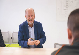 Jean-Pierre Gorges assis devant une personne