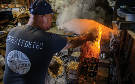 Pascal Roderigue en train d'alimenter sa forge