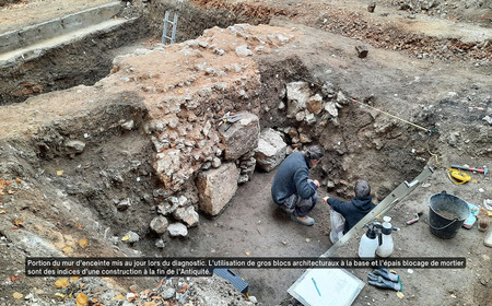 Des archéologues qui font des fouilles Cloître Notre-Dame.