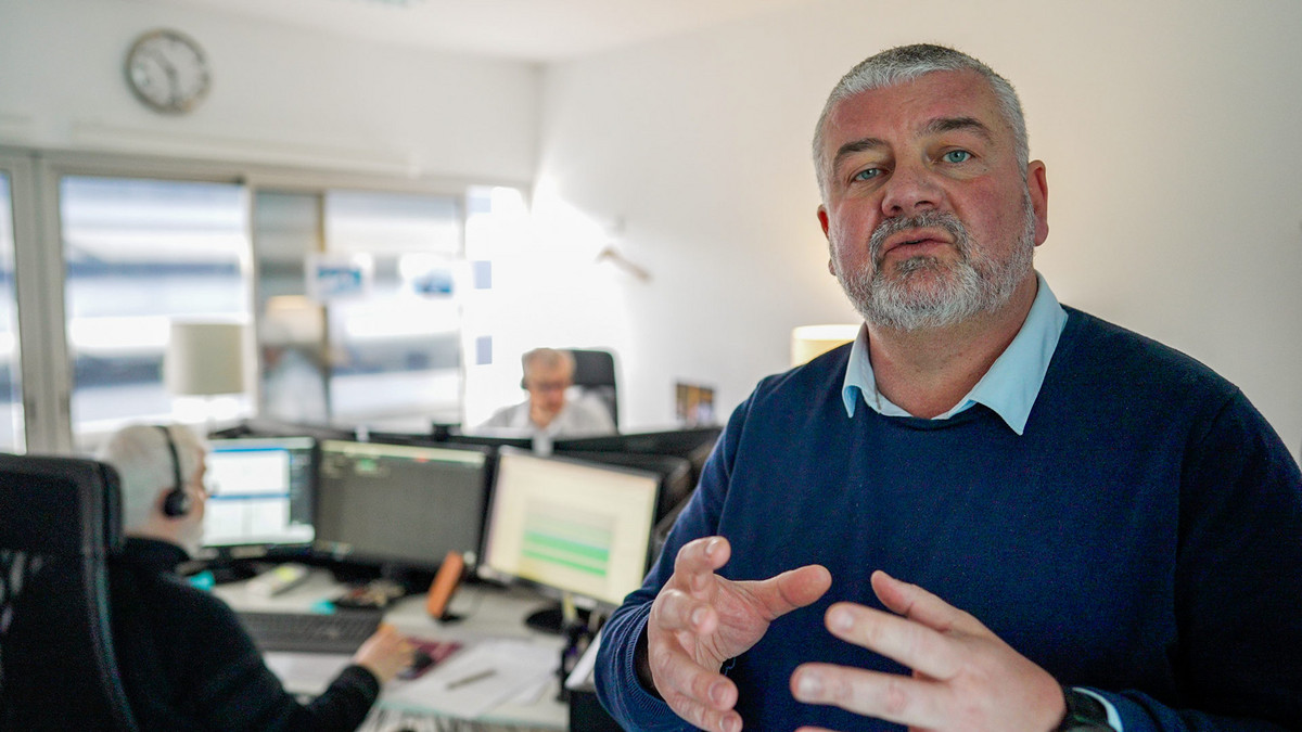 Le Docteur Jérémie Goudour devant des ordinateurs Le Docteur Jérémie Goudour devant des ordinateurs