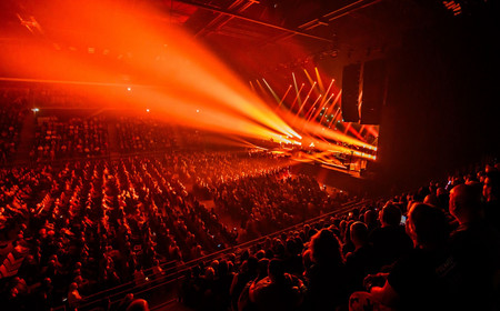 Vue sur la scène du Colisée et sur le public pendant le concert de Michel Polnareff le 14 septembre 2024