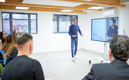 Un porteur de projet présente son concept devant un jury afin d'intégrer la Fabrique de la Beauté.