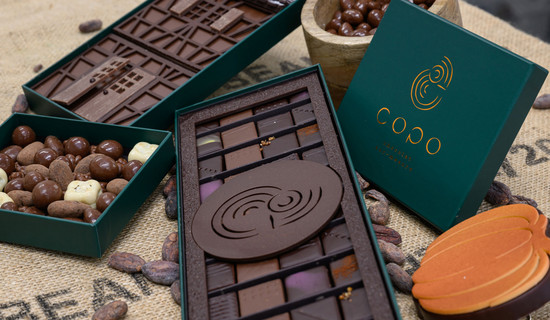 De beaux chocolats en carrés et pépites exposés sur une table