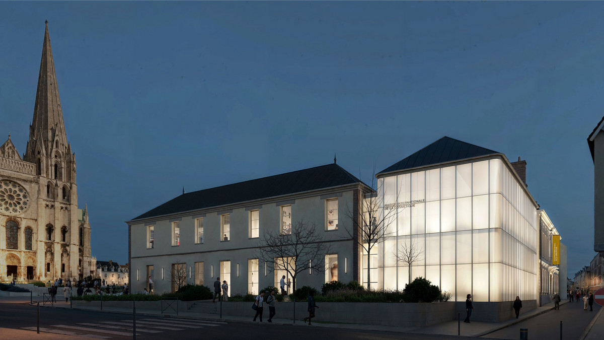 Maison Internationale de la Cosmétique vue depuis l'angle rue Sainte-Même et place Jean-Moulin, de nuit Maison Internationale de la Cosmétique vue depuis l'angle rue Sainte-Même et place Jean-Moulin, de nuit
