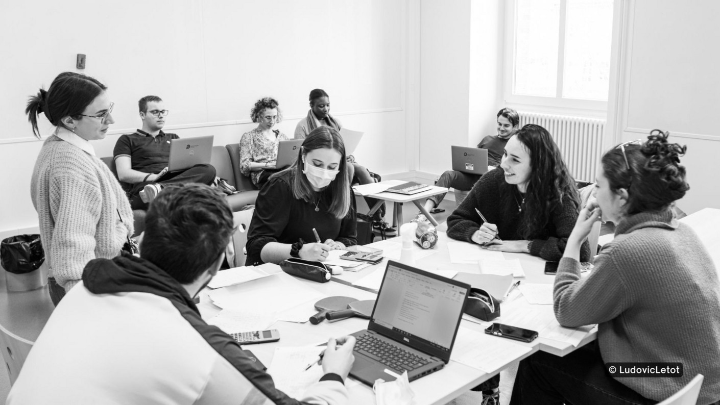 Des étudiants travaillant en groupe