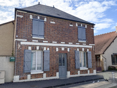 Un café en façade de briques à Morancez