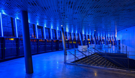 Le hall d'entrée du Colisée de nuit, illuminé en bleu