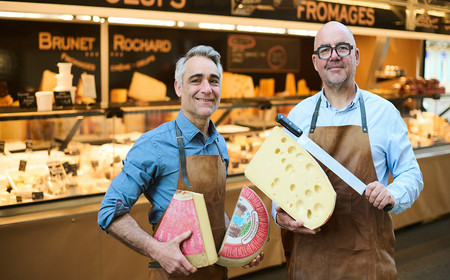 Frédéric Brunet et Jean-François Rochard devant leur remorque réfrigérée