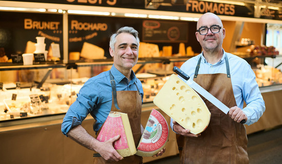 Frédéric Brunet et Jean-François Rochard devant leur remorque réfrigérée