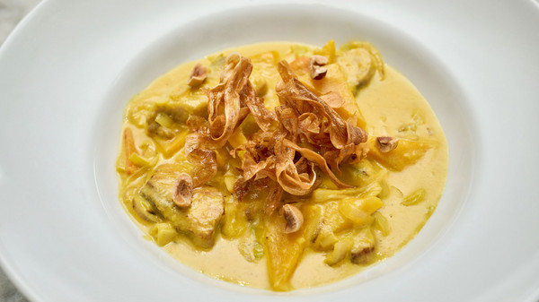 Plat réalisé par le chef Mathieu Guibert Plat nommé "la margate" dans une assiette blanche