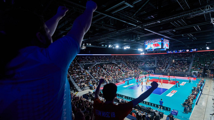 Spectateurs qui exhultent lors d'un match de l'équipe de France de volley au Colisée
