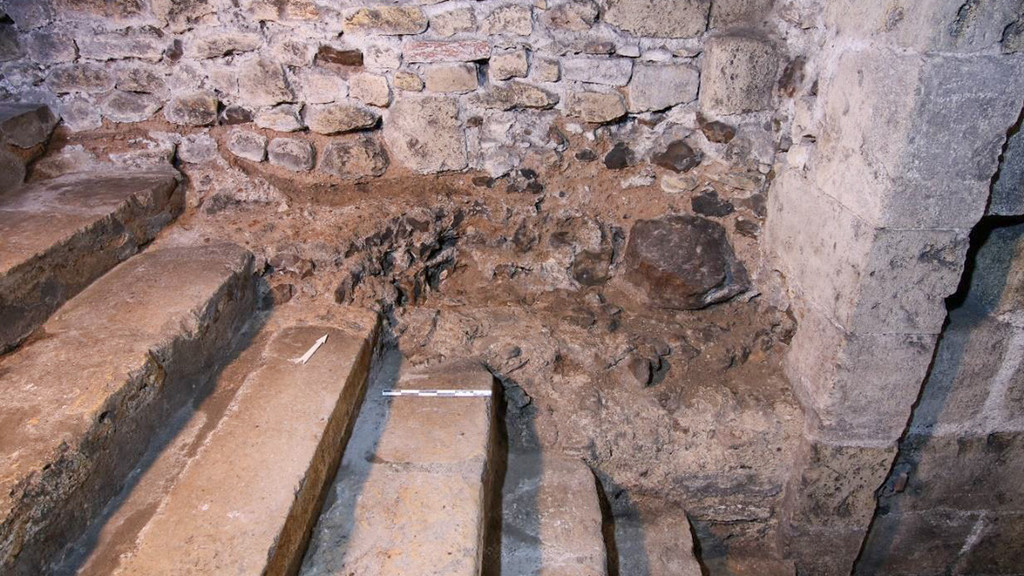 Une photo des recherches sur l’amphithéâtre d’Autricum pour illustrer une conférence sur l'archéologie